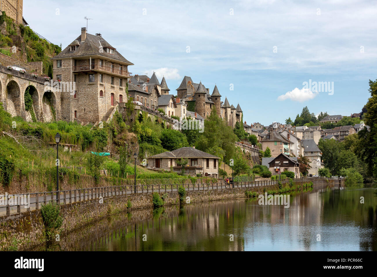 Francia, Uzerche - Luglio 12, 2018: Il pittoresco borgo medievale con il fiume Vezere davanti ad esso. Foto Stock