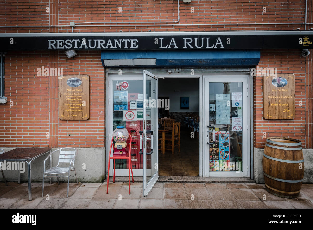Il ristorante di frutti di mare LA RULA presso il porto di Cudillero,  Asturias Spagna Foto stock - Alamy