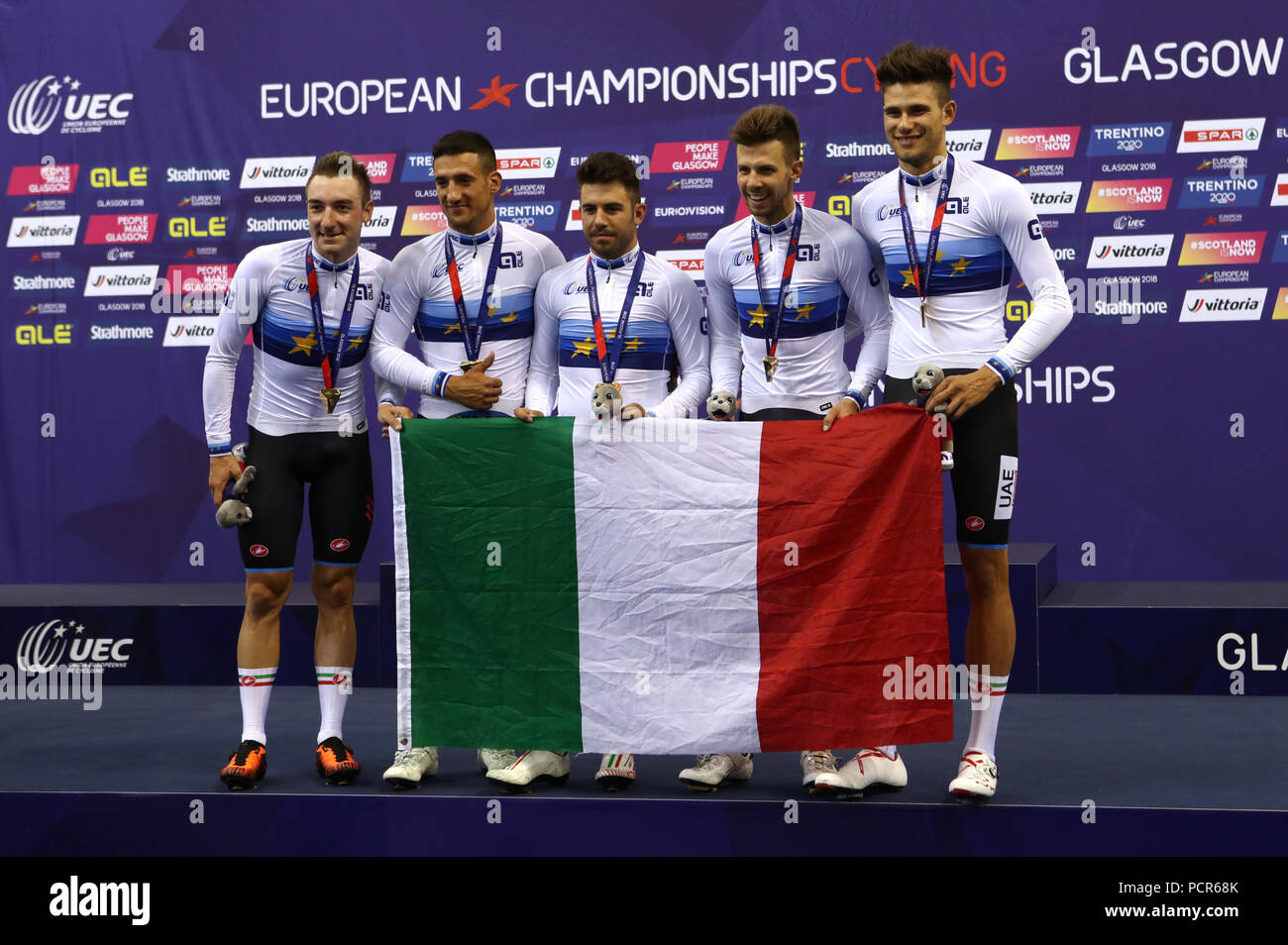 L'Italia Elia Viviani, Liam Bertazzo, Francesco Lamon, Michele Scartezzini e Filippo Ganna celebrare tenendo la medaglia d'oro durante il giorno due del 2018 Campionati Europei presso il Sir Chris Hoy Velodromo, Glasgow. Foto Stock