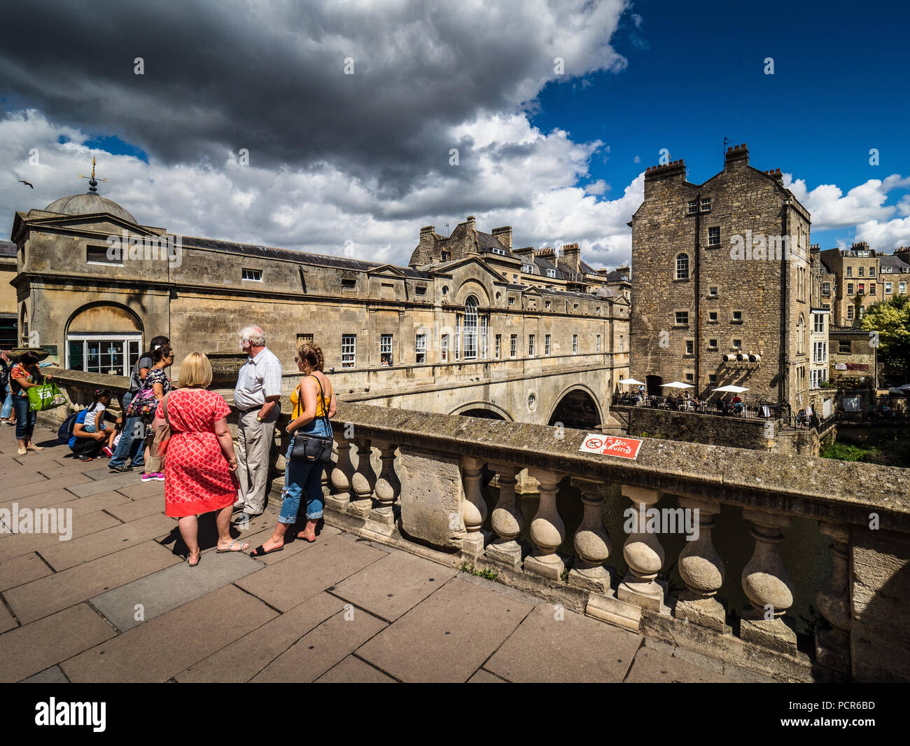 Bath Tourism - Pulteney Bridge in Bath Historic City Centre, Somerset, Regno Unito. Il ponte fu completato nel 1774, progettato da Robert Adam - stile palladiano Foto Stock