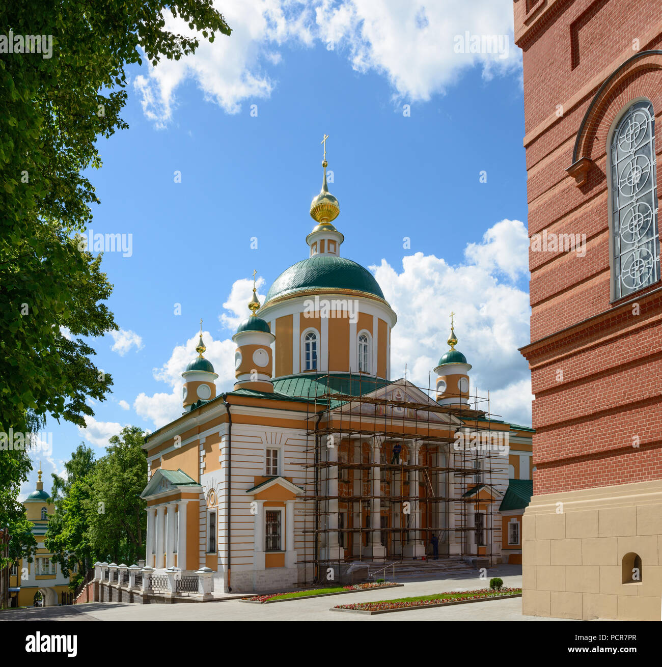 Vista verso la Cattedrale Pokrovsky e il cancello chiesa di San Mitrophan di Voronezh dall'angolo della Cattedrale di San Nicola nel monastero Pokrovsky ho Foto Stock