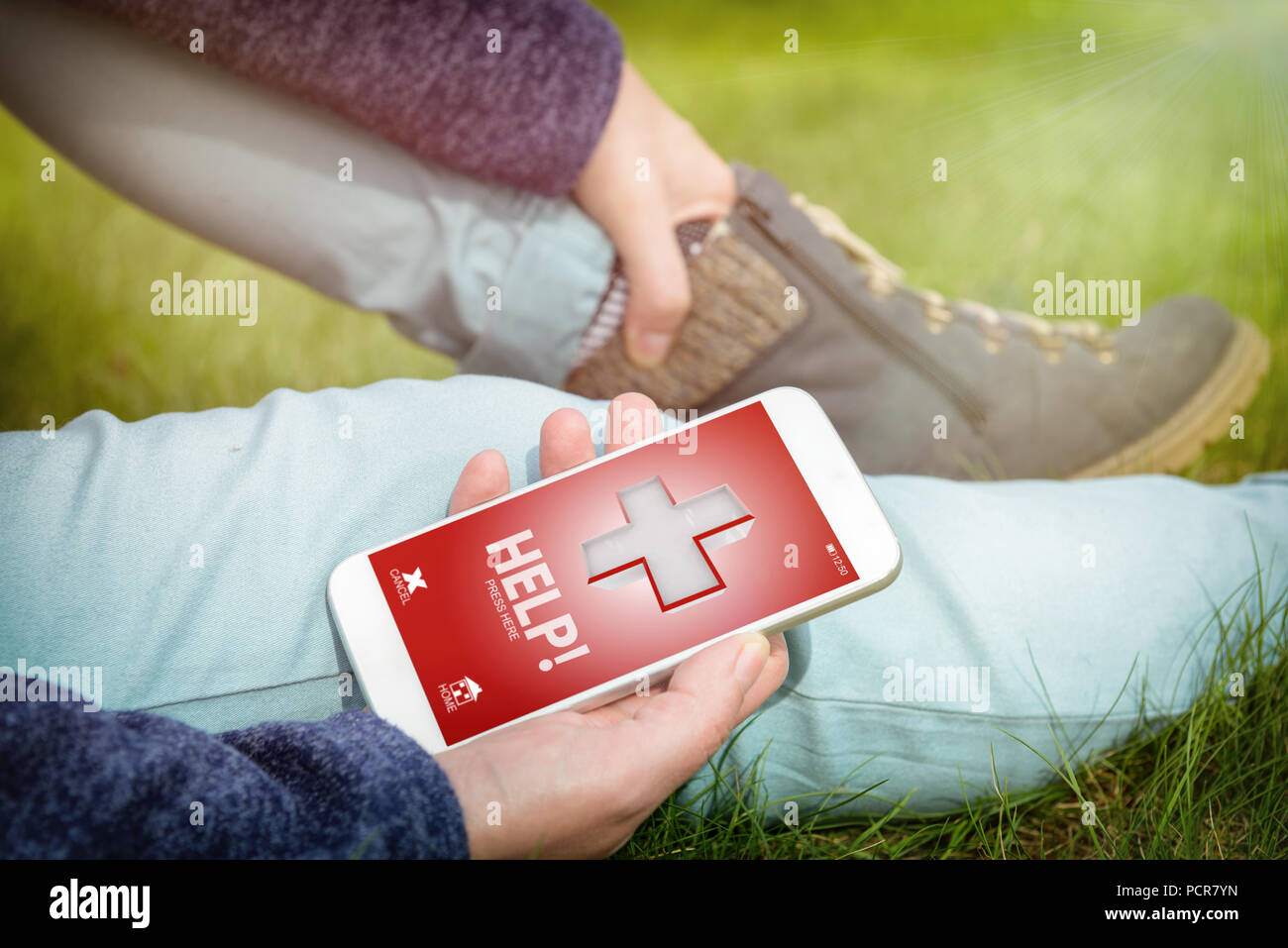 Feriti donna tenendo la sua gamba doloroso e chiamata di squadra di salvataggio con semplici user-friendly smart applicazione telefono Foto Stock