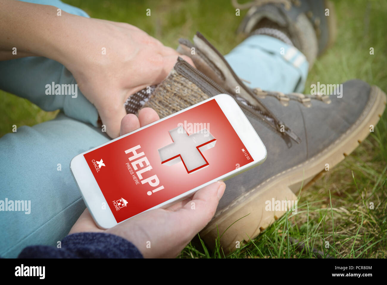Feriti donna tenendo la sua gamba doloroso e chiamata di squadra di salvataggio con semplici user-friendly smart applicazione telefono Foto Stock