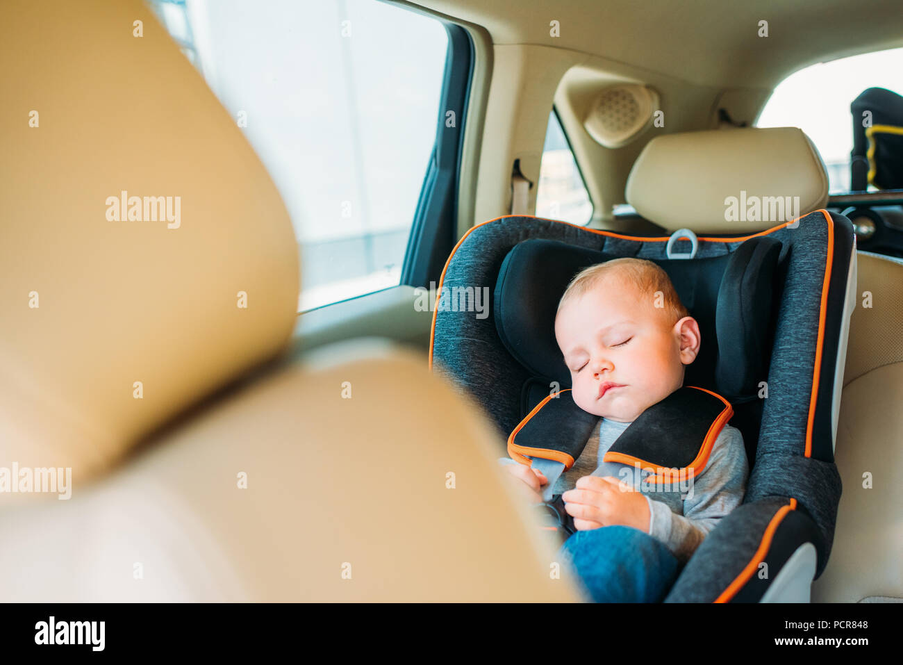 Adorabili poco sonno del bambino nel seggiolino di sicurezza in auto Foto Stock