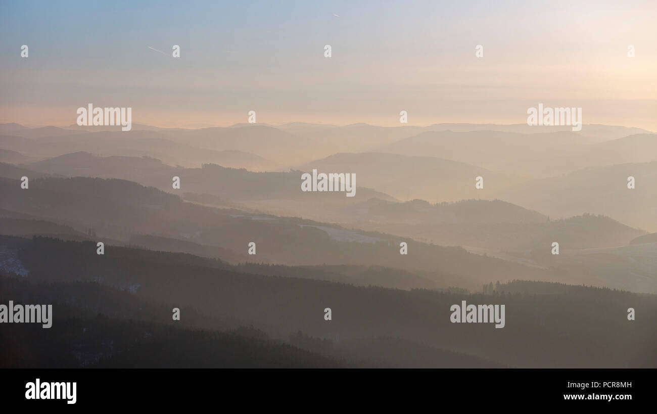 Retroilluminato con vista sulle colline del nord della Sauerland vicino a Meschede, nebbia di mattina, umore romantico oltre la Sauerland, Meschede, Sauerland, Nord Reno-Westfalia, Germania Foto Stock