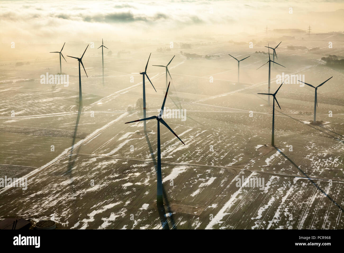 Impianto di generazione eolica, la fattoria eolica presso Madfeld, la luce del mattino, nuvole, luce posteriore, energia alternativa, energie rinnovabili, Brilon, Sauerland, Soester Börde, Nord Reno-Westfalia, Germania Foto Stock