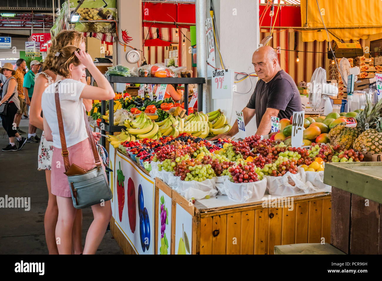 Jean Talon mercato il più grande degli agricoltori di prodotti freschi del mercato canadese di Montreal Foto Stock