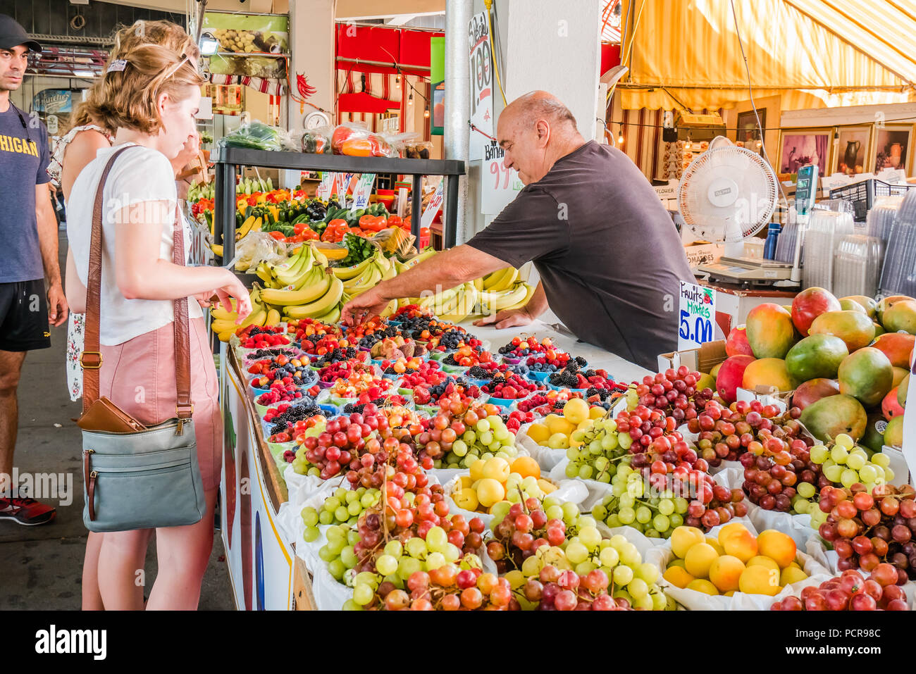 Jean Talon mercato il più grande degli agricoltori di prodotti freschi del mercato canadese di Montreal Foto Stock