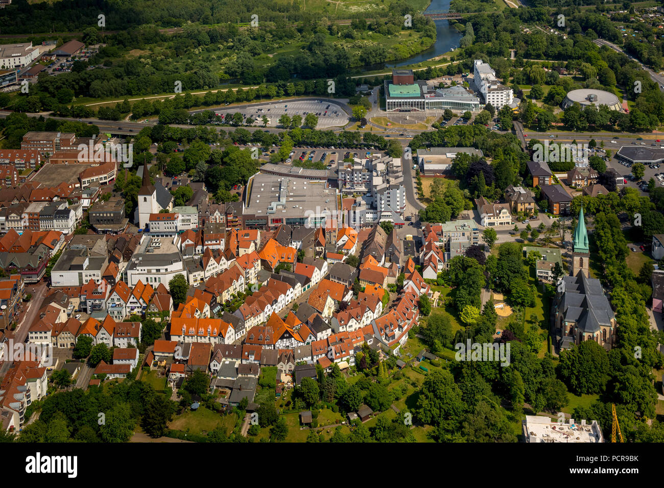 Città vecchia di Lünen con dal tetto rosso semi-case con travi di legno, si affacciano sul centro di Lünen con la ricostruzione della casa Hertie, Lünen, zona della Ruhr, Nord Reno-Westfalia, Germania Foto Stock