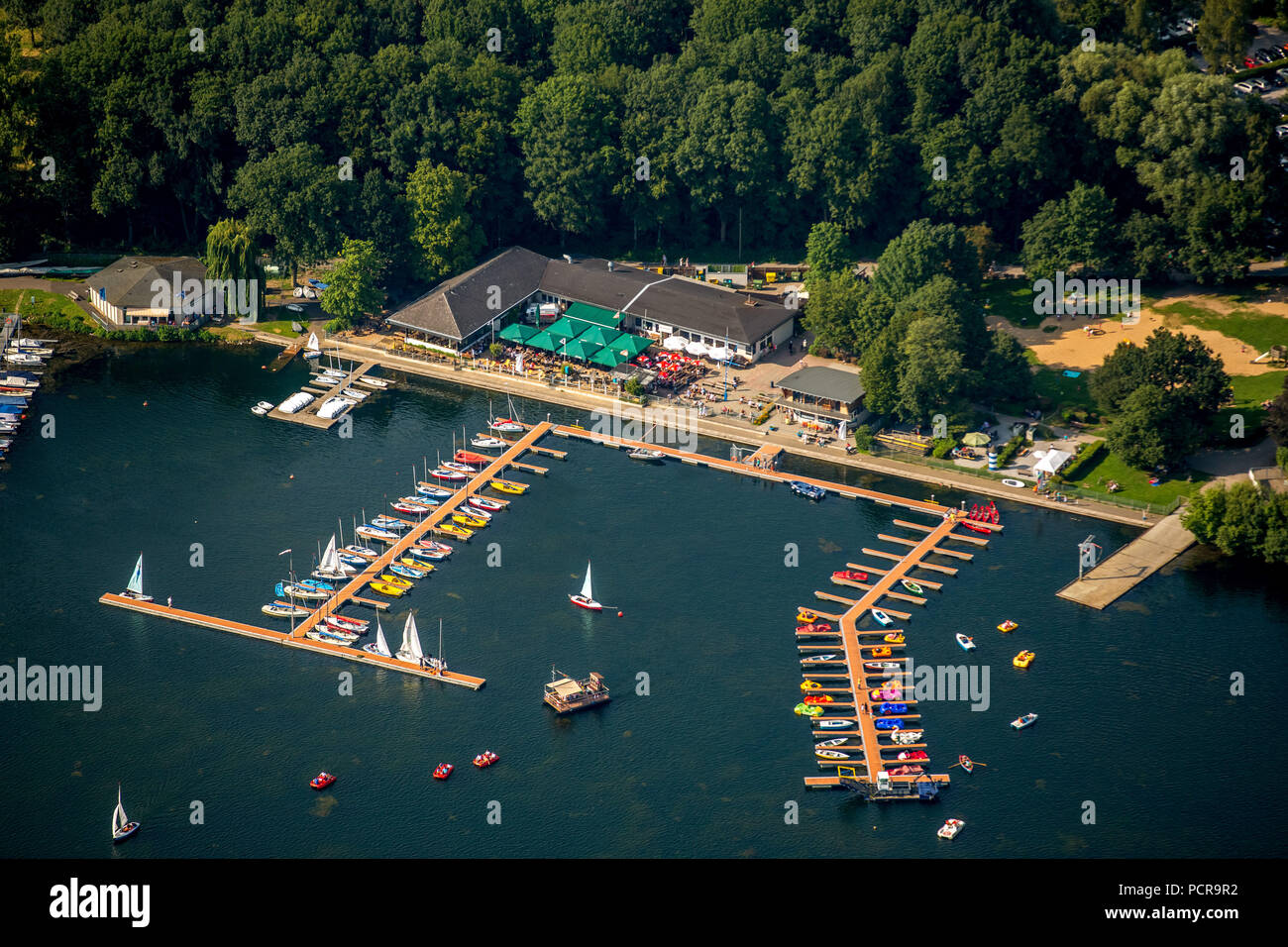 Ristorante Lago Unterbacher See, barca a vela e scuola di surf Unterbacher See, barca pontili di velieri, Unterbacher See, lago balneabile, Dusseldorf, Renania, Renania settentrionale-Vestfalia, Germania Foto Stock