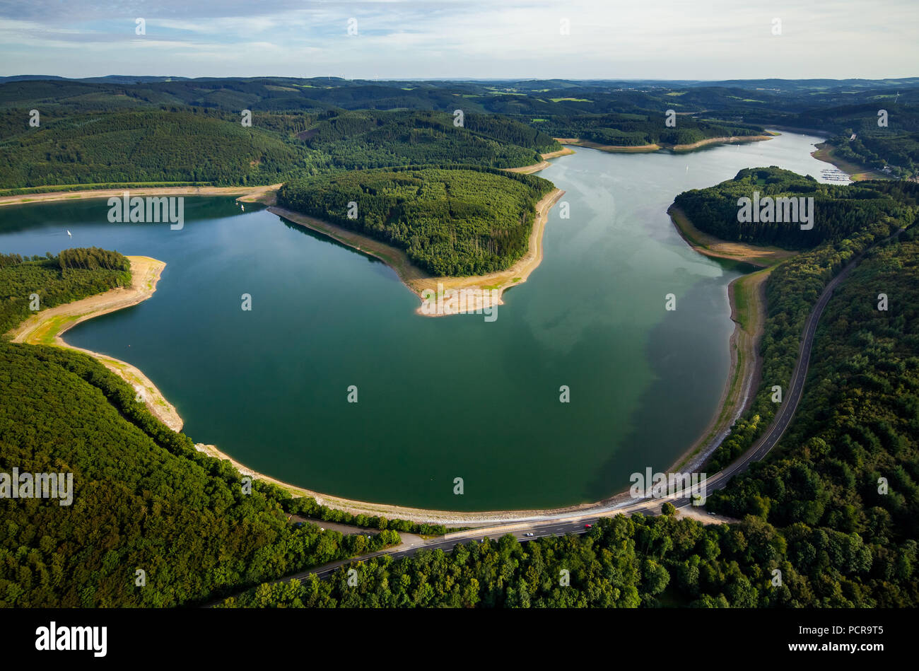 Gilberginsel, abbassa il livello di acqua nel serbatoio Bigge per riparare il terrapieno roccioso nella città di Attendorn che serve come una parete della diga, Attendorn, Sauerland, Bigge serbatoio, Bigge, Biggesee, Ruhrverband, Nord Reno-Westfalia, Germania Foto Stock