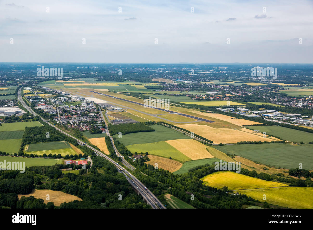 Vista da Unna all'aeroporto di Dortmund con pista, airfield, aeroporto regionale, Unna, zona della Ruhr, Nord Reno-Westfalia, Germania Foto Stock