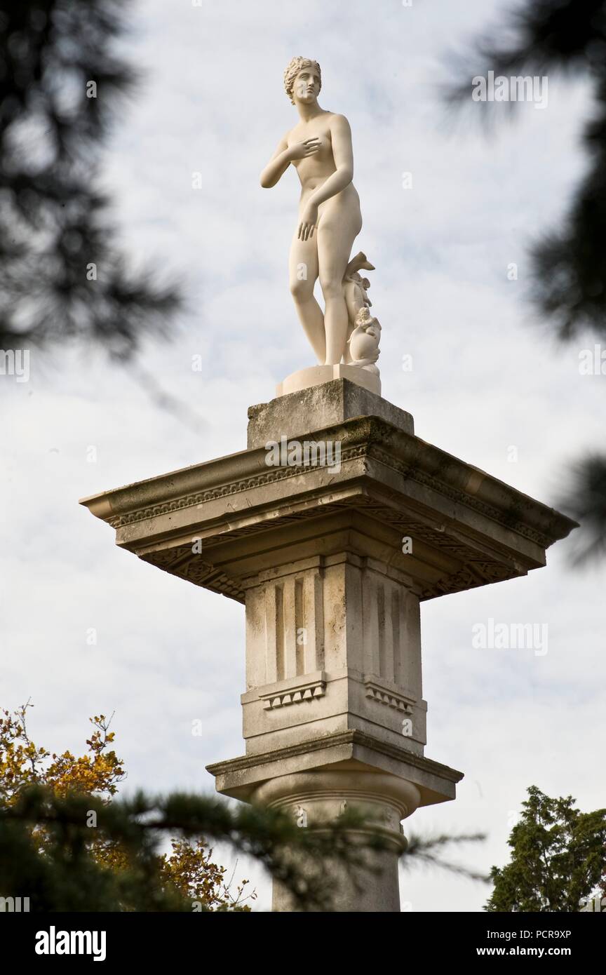 Venere de' Medici statua su una colonna in stile dorico, Chiswick House, Hounslow, London, C1980-c2017. Artista: Storico Inghilterra fotografo personale. Foto Stock