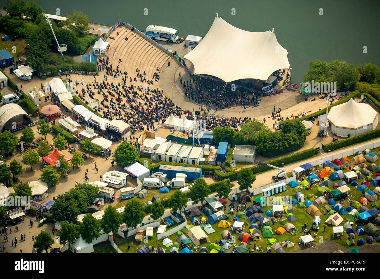 Rock Hard Festival 2015 Anfiteatro a Gelsenkirchen Rhein-Herne-Kanal, festival di musica, tende di tutti i fan del rock, open air festival, concerto rock, Gelsenkirchen, zona della Ruhr, Nord Reno-Westfalia, Germania Foto Stock