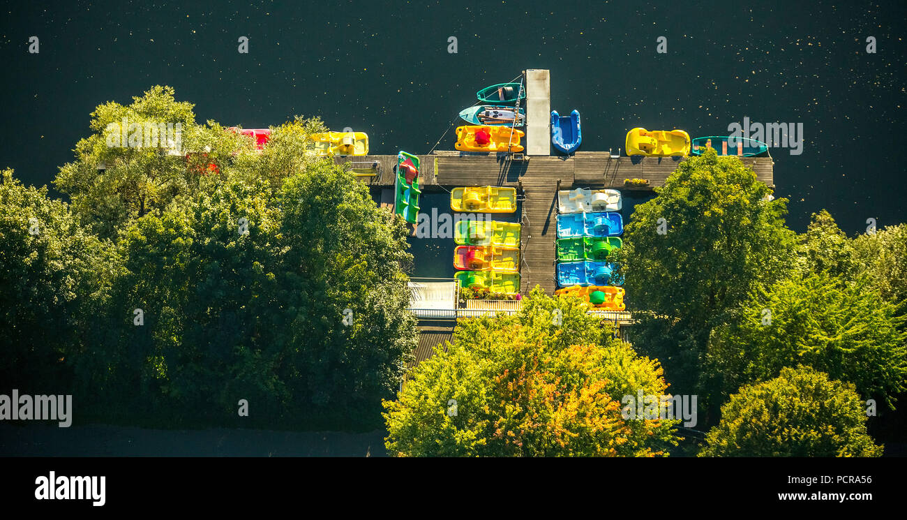 Pedalò e barche a pedali jetty in caduta, Mansurensee, Sechs-Seen-Platte Duisburg, Duisburg, la zona della Ruhr, Nord Reno-Westfalia, Germania Foto Stock