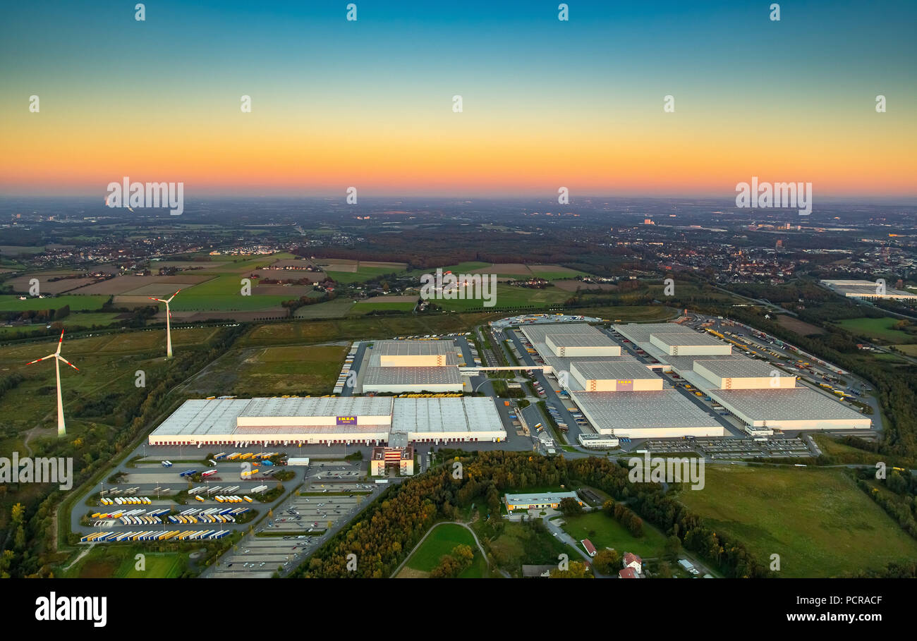 IKEA Logistics Center Dortmund Ellinghausen, discount arredamento, grandi magazzini, logistica, crepuscolo, camion, la consegna just-in-time, magazzini, Dortmund, la zona della Ruhr, Nord Reno-Westfalia, Germania Foto Stock