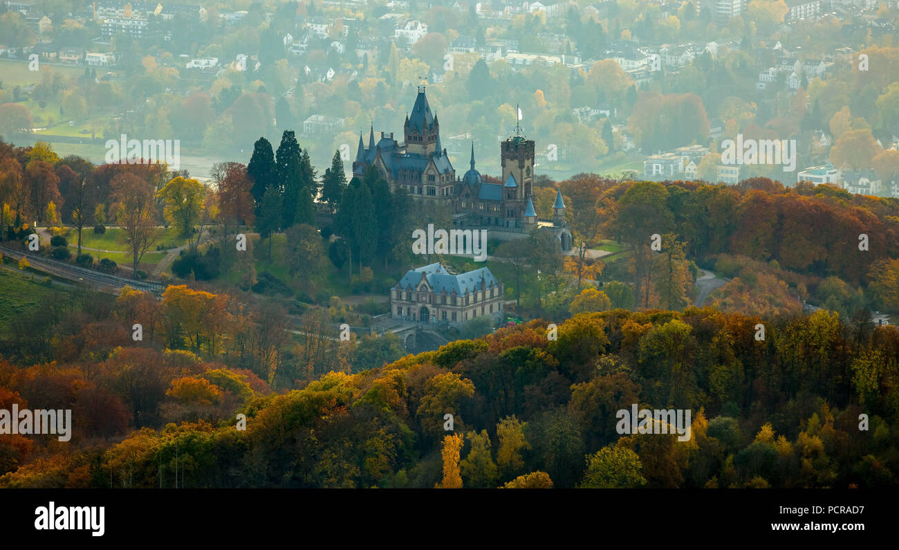 Castello Drachenburg in colorate Foglie di autunno, Valle del Reno, Königswinter, Siebenbirge tra Königswinter e Bad Honnef, foglie di autunno, Nord Reno-Westfalia, Germania Foto Stock