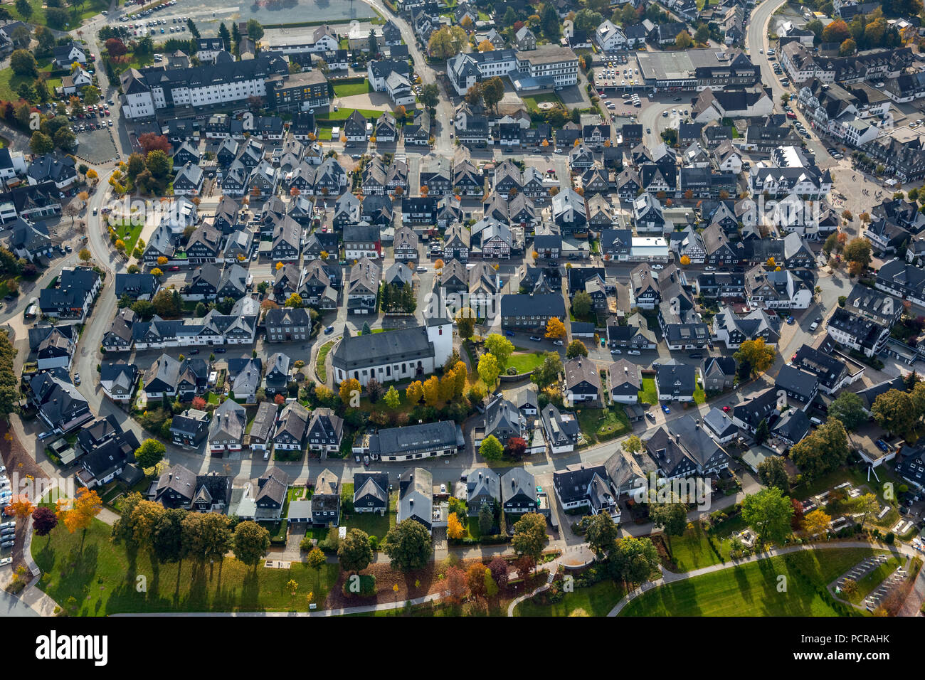 Città vecchia di Winterberg con case di ardesia e la Santa Chiesa Jakobus, Winterberg, Hochsauerland, Nord Reno-Westfalia, Germania Foto Stock