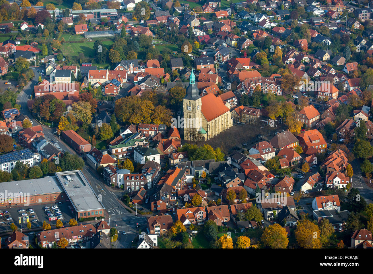 Centro città, San Martinus Chiesa Nottuln, tetti in tegole rosse, Nottuln, Münsterland, Renania settentrionale-Vestfalia, Germania Foto Stock