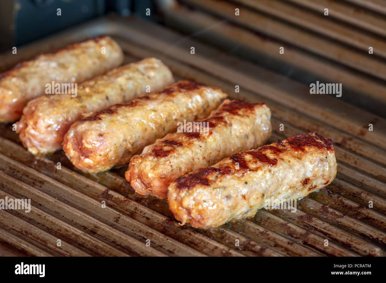 Cevapcici cotta alla griglia. Piccole salsicce di carne tritata, un piatto molto popolare nei paesi dei Balcani. Foto Stock