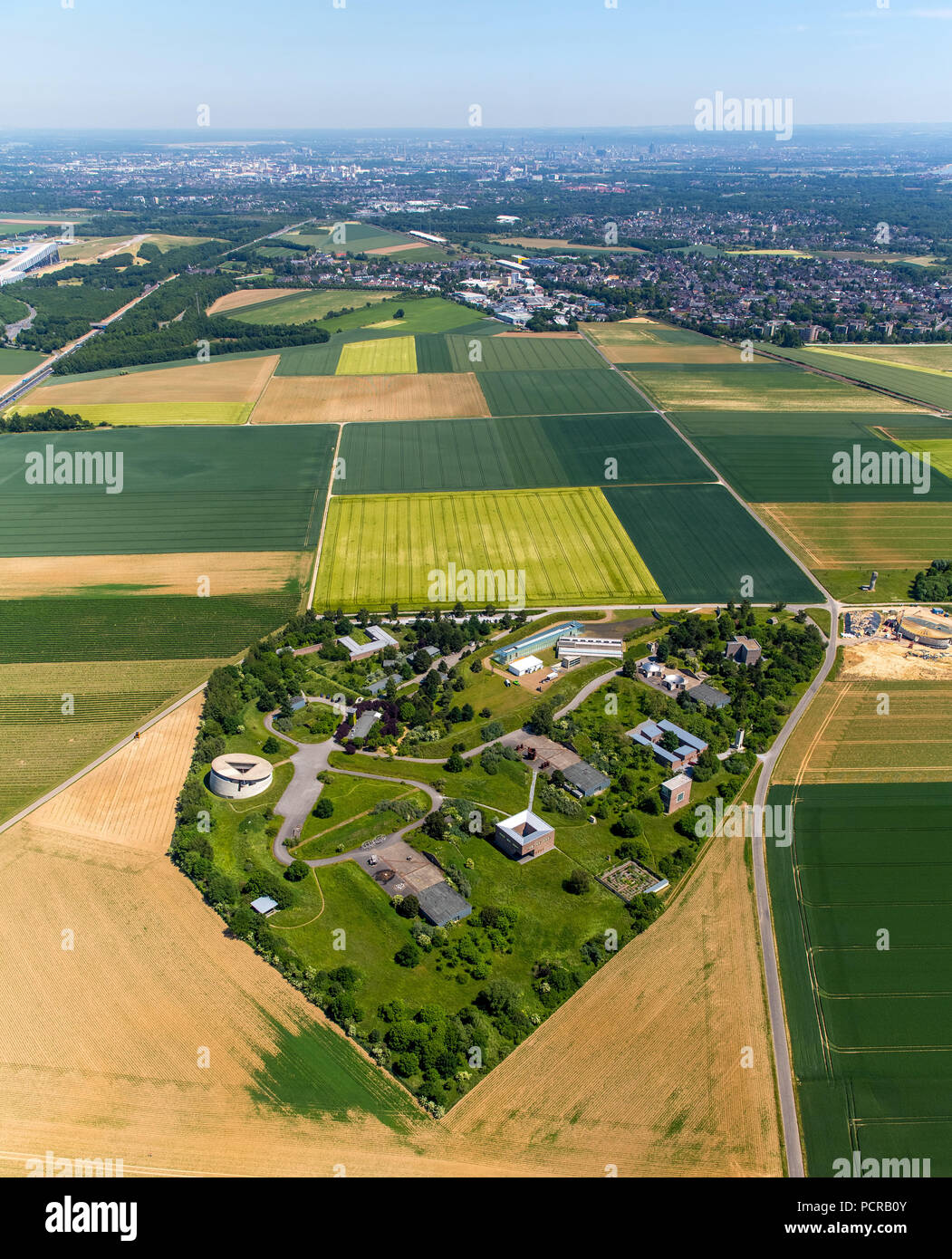 Progetto di Karl-Heinrich Müller, collezionista d'arte, Langen Foundation, ex base NATO nel centro del Basso Reno paesaggio, collezione d'arte, cultura e arte progetto spaziale, Neuss, Renania, Renania settentrionale-Vestfalia, Germania Foto Stock