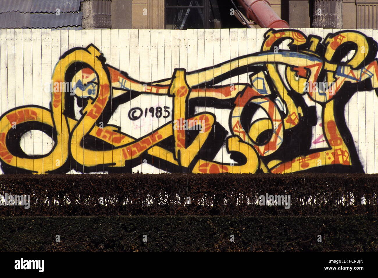 AJAXNETPHOTO. 1985. Parigi, Francia. - Arte dei graffiti - IMMAGINI GRAFITTI dipinta su un sito in costruzione tavolato in legno palizzata nel centro della citta'. Foto:JONATHAN EASTLAND/AJAX REF:81985 Foto Stock
