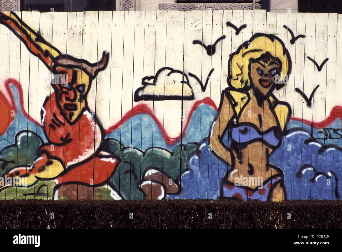 AJAXNETPHOTO. 1985. Parigi, Francia. - Arte dei graffiti - IMMAGINI GRAFITTI dipinta su un sito in costruzione tavolato in legno palizzata nel centro della citta'. Foto:JONATHAN EASTLAND/AJAX REF:891390 Foto Stock