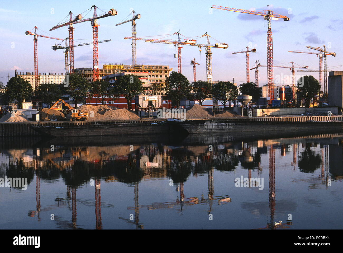 AJAXNETPHOTO. Parigi, Francia. - Senna riflessioni - Tetto di gru a torre sul sito di costruzione vicino a Clichy si riflette in una luccicante fiume Senna. foto:JONATHAN EASTLAND/AJAX REF:090619 Foto Stock