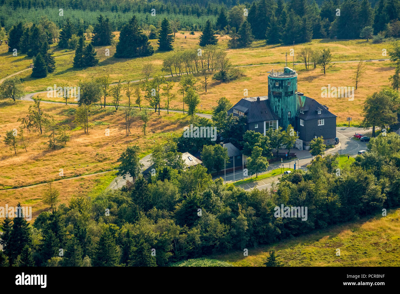 Foto aerea, Kahler Asten Mountain con bassa copertura nuvolosa, Hochheide Heath, riserva naturale, Astenturm Tower, Astenberg stazione meteorologica, Winterberg Hochsauerland, (quartiere), Nord Reno-Westfalia, Germania Foto Stock