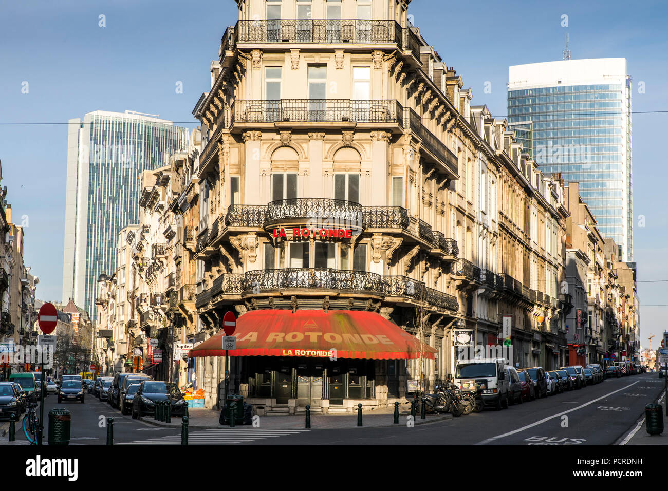 Zona residenziale nel centro della città, triangolo Corner House con tipiche facciate di edifici residenziali a Bruxelles, dietro un ufficio moderno sede, Foto Stock