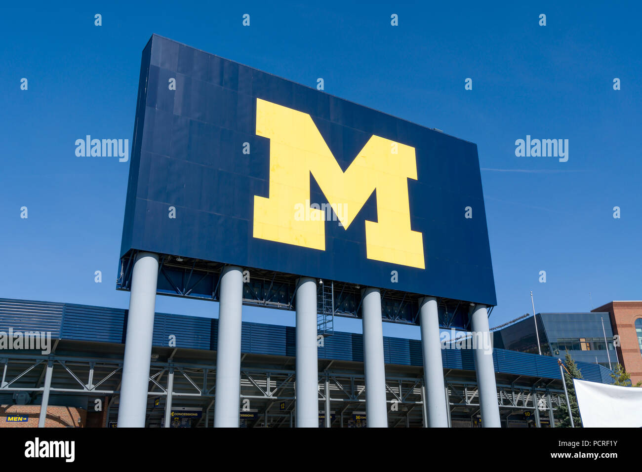 ANN Arbor, MI/USA - Ottobre 20, 2017: Michigan Stadium segno sul campus dell'Università del Michigan. Foto Stock