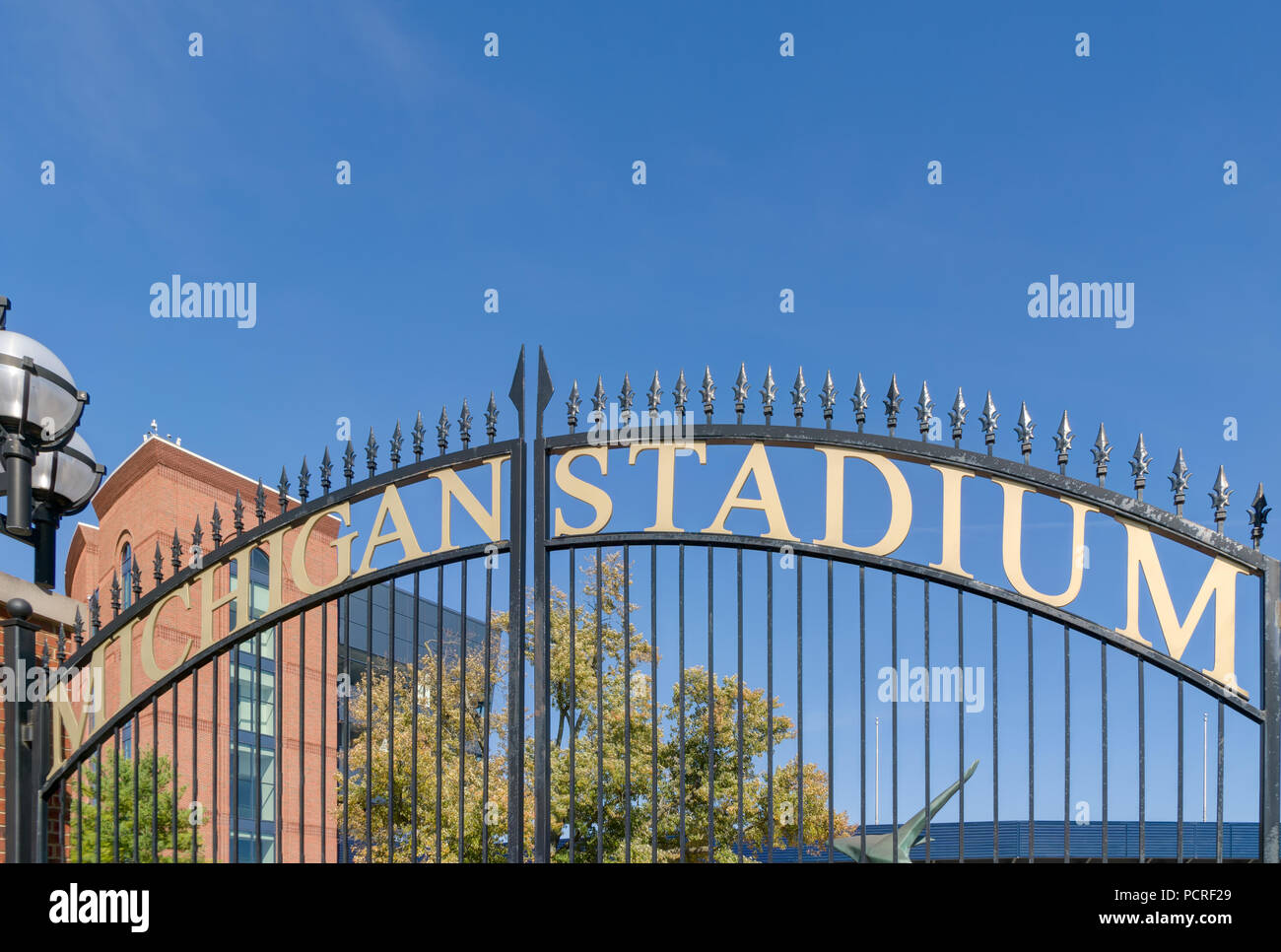 ANN Arbor, MI/USA - Ottobre 20, 2017: Michigan Stadium segno sul campus dell'Università del Michigan. Foto Stock