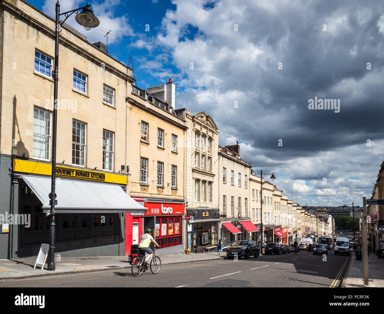 Bristol Park Street. Park Street è una delle strade principali di Bristol, Inghilterra, che collega la zona di Clifton al centro della citta'. Foto Stock