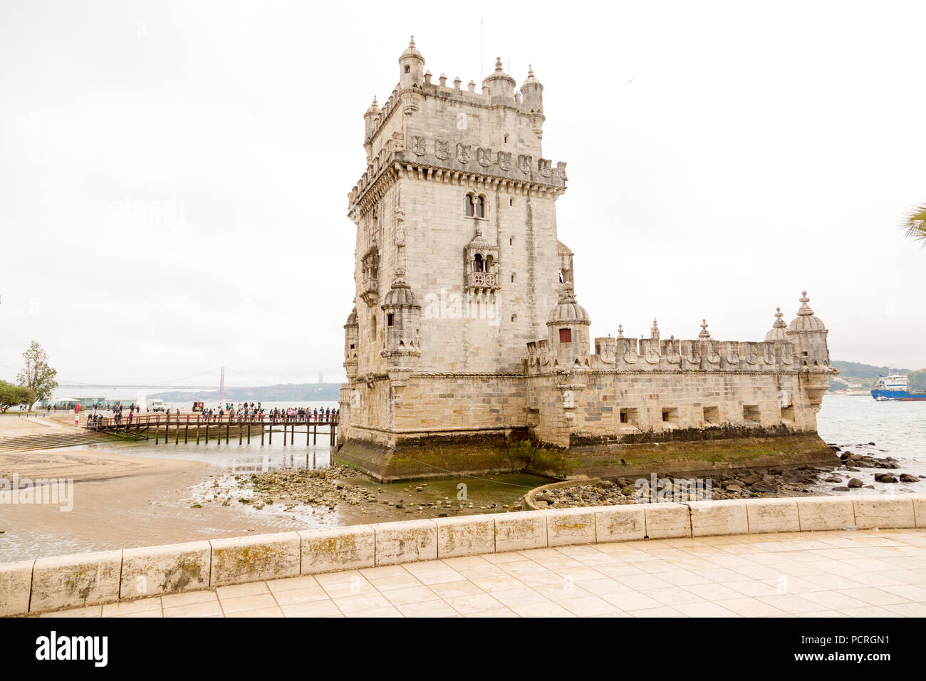 La Torre di Belem a Lisbona, Portogallo. Linea di turisti fino a un giorno di pioggia per visitare il sito. Foto Stock