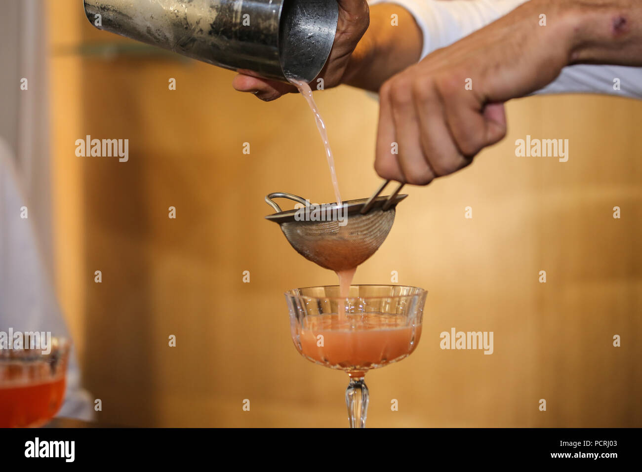 Il barman prepara un cocktail Foto Stock