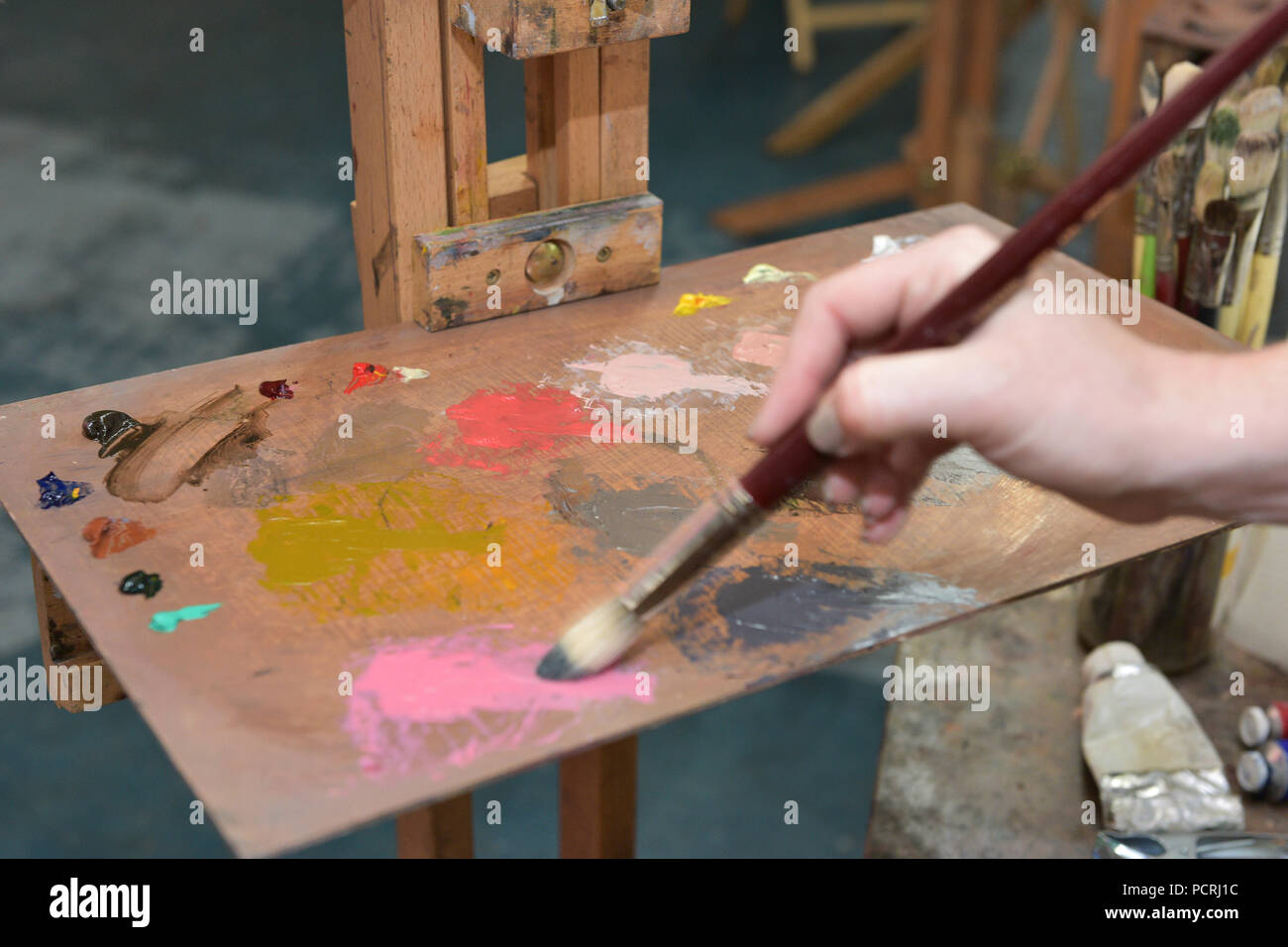 Tavolozza dei colori e la spazzola, dipinto con colori Foto Stock