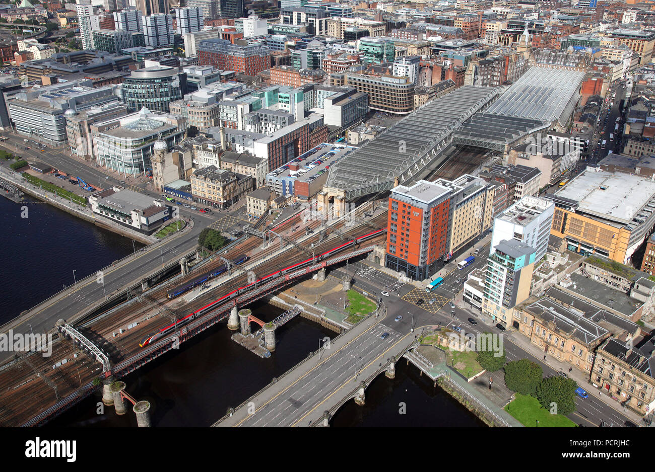 Stazione di Newcastle e il fiume Tyne dall'aria come GBRF 66702 capi un treno di carbone per Tyne Dock sul 4.9.12. Foto Stock