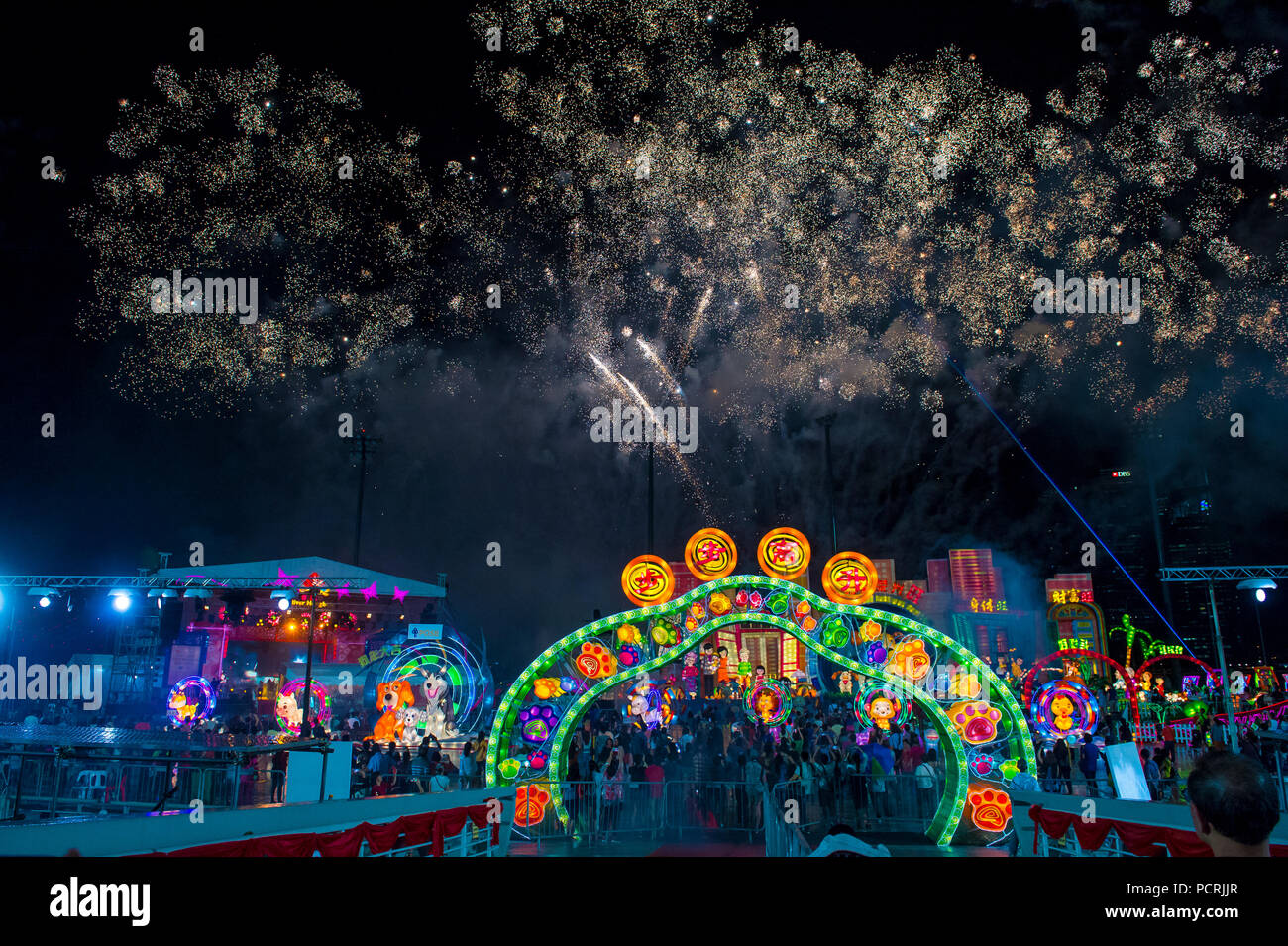 Fuochi d'artificio durante le lanterne alla celebrazione del fiume Hongbao a Singapore Foto Stock