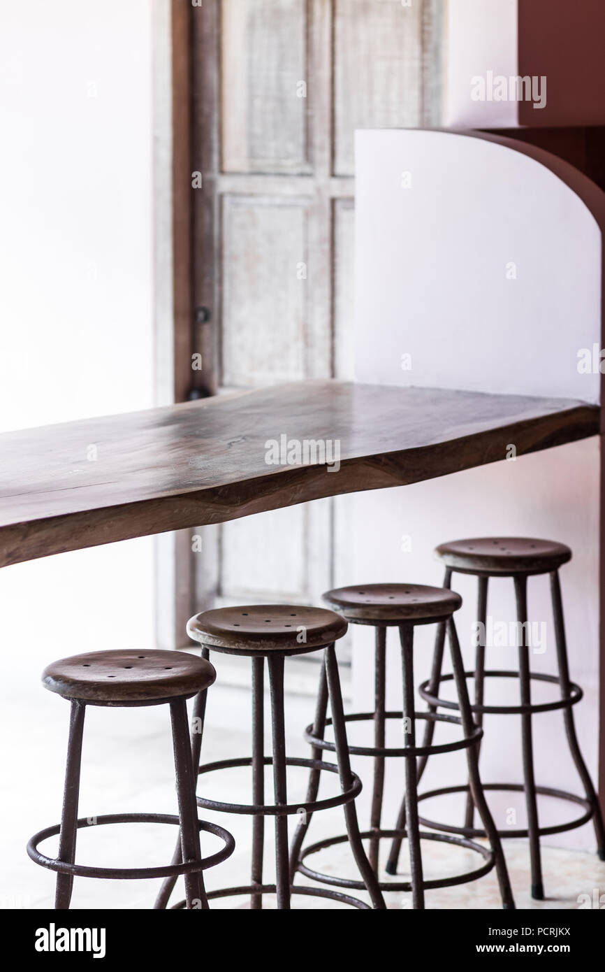 Stock Alte Immagine Con Vintage Tondo Fotoamp; Bar Legno Sedie Qdsthr