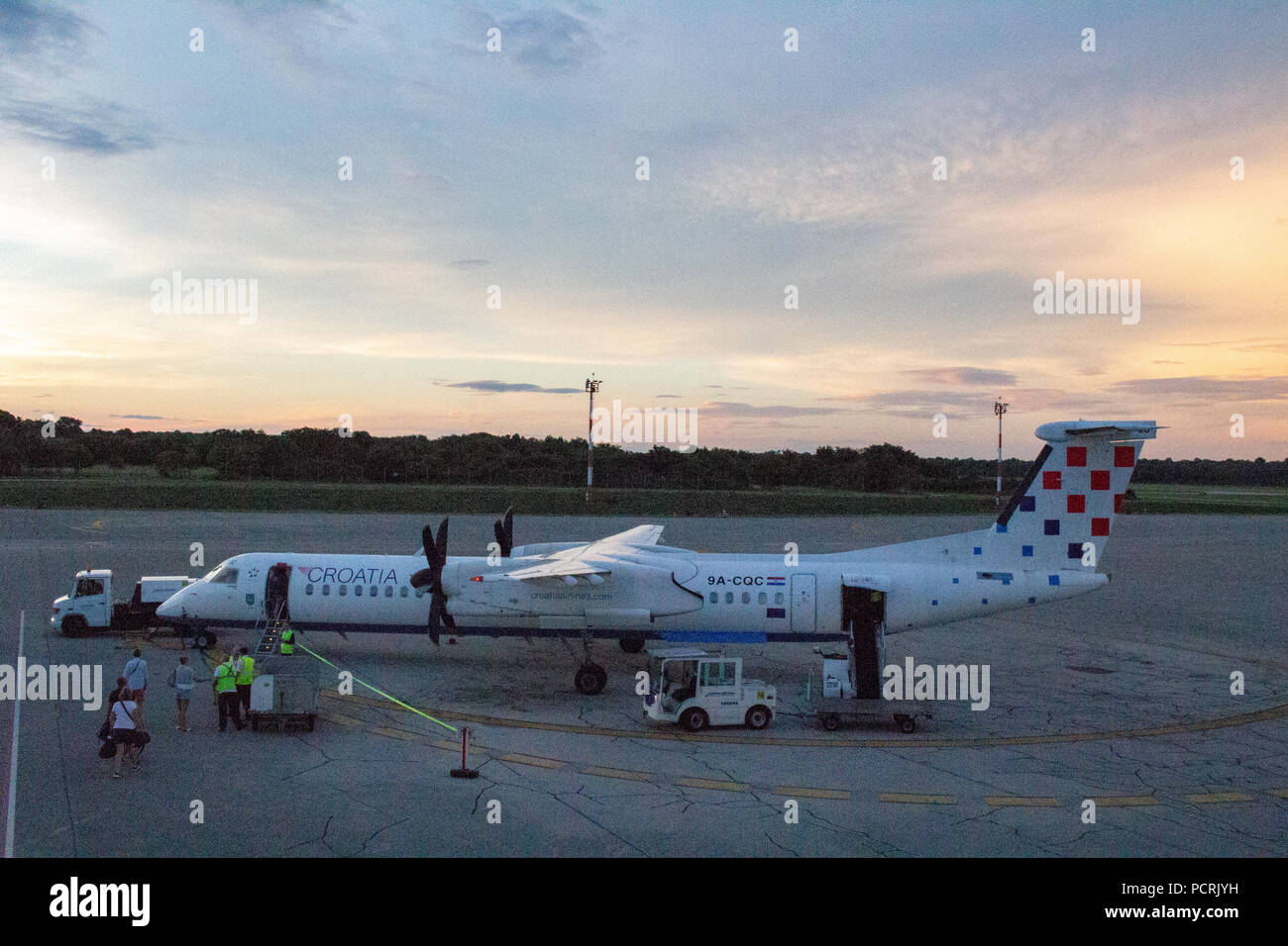 Pola, Croazia - Luglio 23, 2018: roatia Airlines Bombardier DASH Q400  9A-CQC parcheggiate all'Aeroporto di Pula Foto stock - Alamy