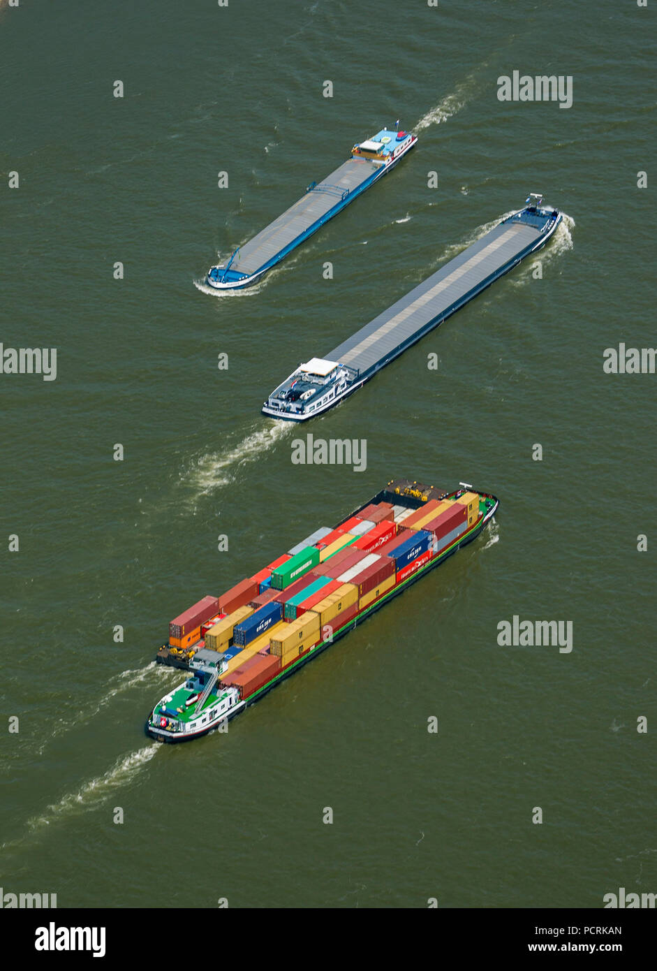 Contenitore barca spinta, navi da carico sul fiume Reno, navigazione interna, freighter sul Reno a Rheinhausen, vista aerea di Duisburg Foto Stock