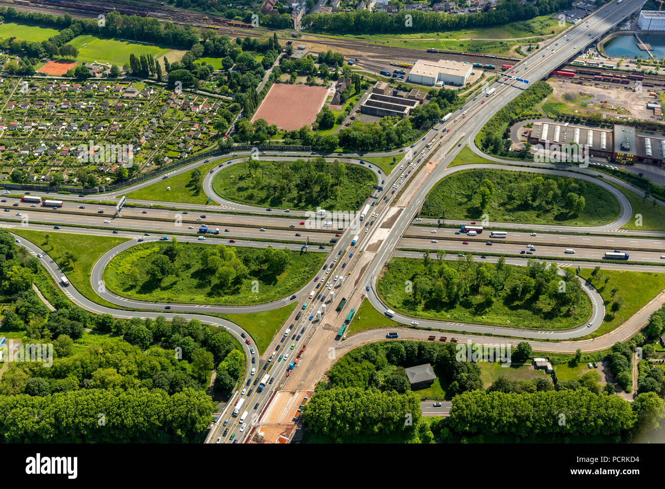 Autobahnkreuz interscambio, A40 e A59 Autobahnen (autostrade), ponti in bisogno di un rinnovo, il restauro di una59 Autobahn (autostrada) all'interno di Duisburg City area tra Duisburger Kreuz interscambio con un42 Autobahn (autostrada) e il fiume Ruhr e il centro città di Duisburg, la zona della Ruhr Foto Stock
