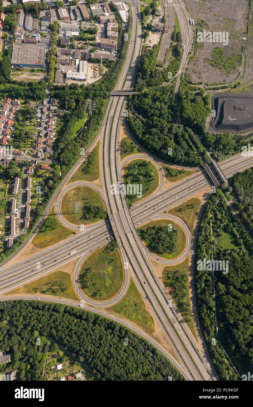 Foto aerea, Autobahnkreuz Essen-Nord interscambio, A42 autostrada Autobahn (autostrada) e B224 Gladbecker Straße (strada), Essen, la zona della Ruhr, Renania settentrionale-Vestfalia, Germania, Europa Foto Stock