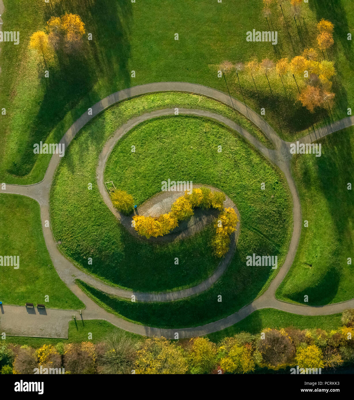 Dilldorfer Höhe Park a Essen-Kupferdreh, hill con il simbolo yin-yang, nuvole autunnali al di sopra del centro di Essen, vista aerea di Essen, la zona della Ruhr Foto Stock