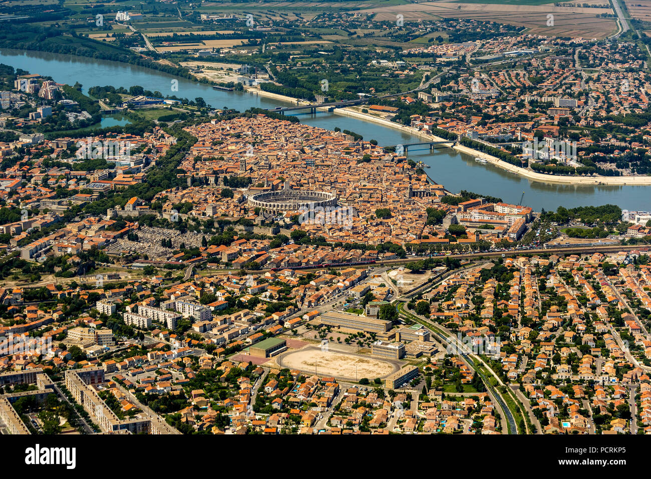 Il centro storico di Arles sul fiume Rodano, il centro della città di Arles con anfiteatro, Patrimonio Mondiale UNESCO-sito culturale, Arles, Bouches-du-Rhône, regione Provenza-Alpi-Costa Azzurra, Francia Foto Stock