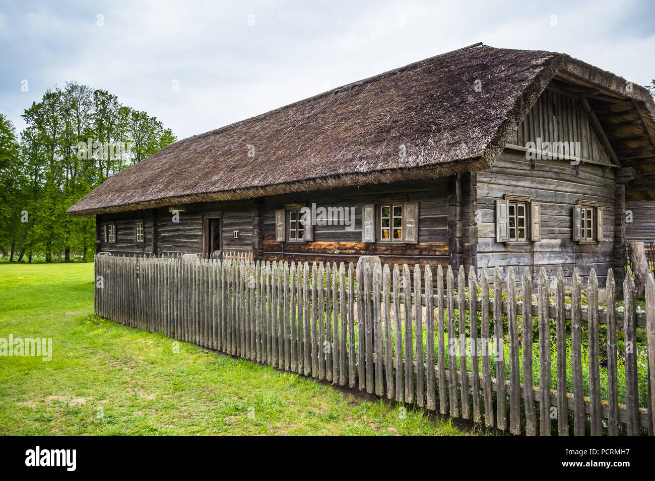 Vecchia casa con la recinzione Foto Stock