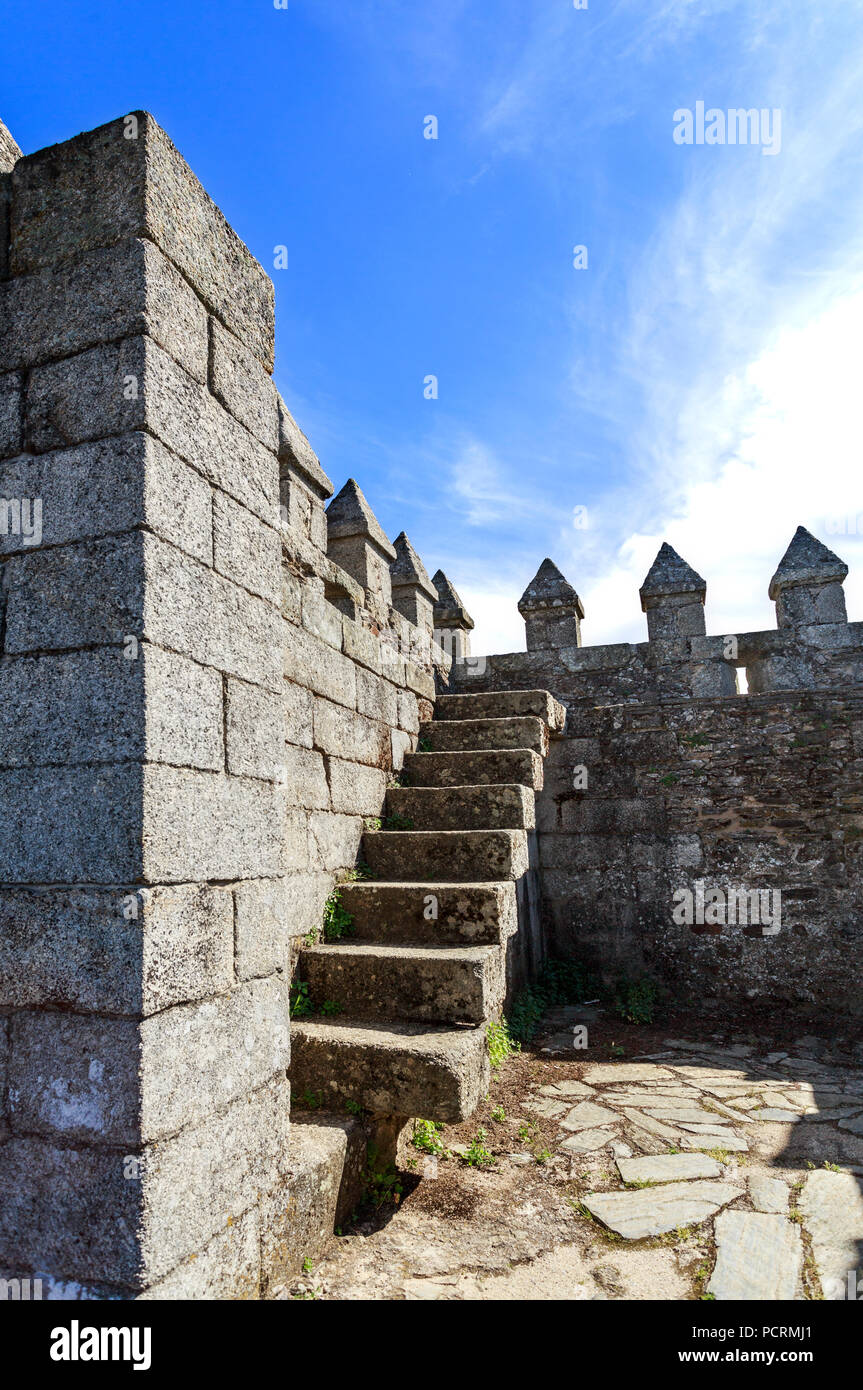 Vista dei passaggi per i bastioni e le merlature che circonda il castello di Sabugal, Portogallo Foto Stock