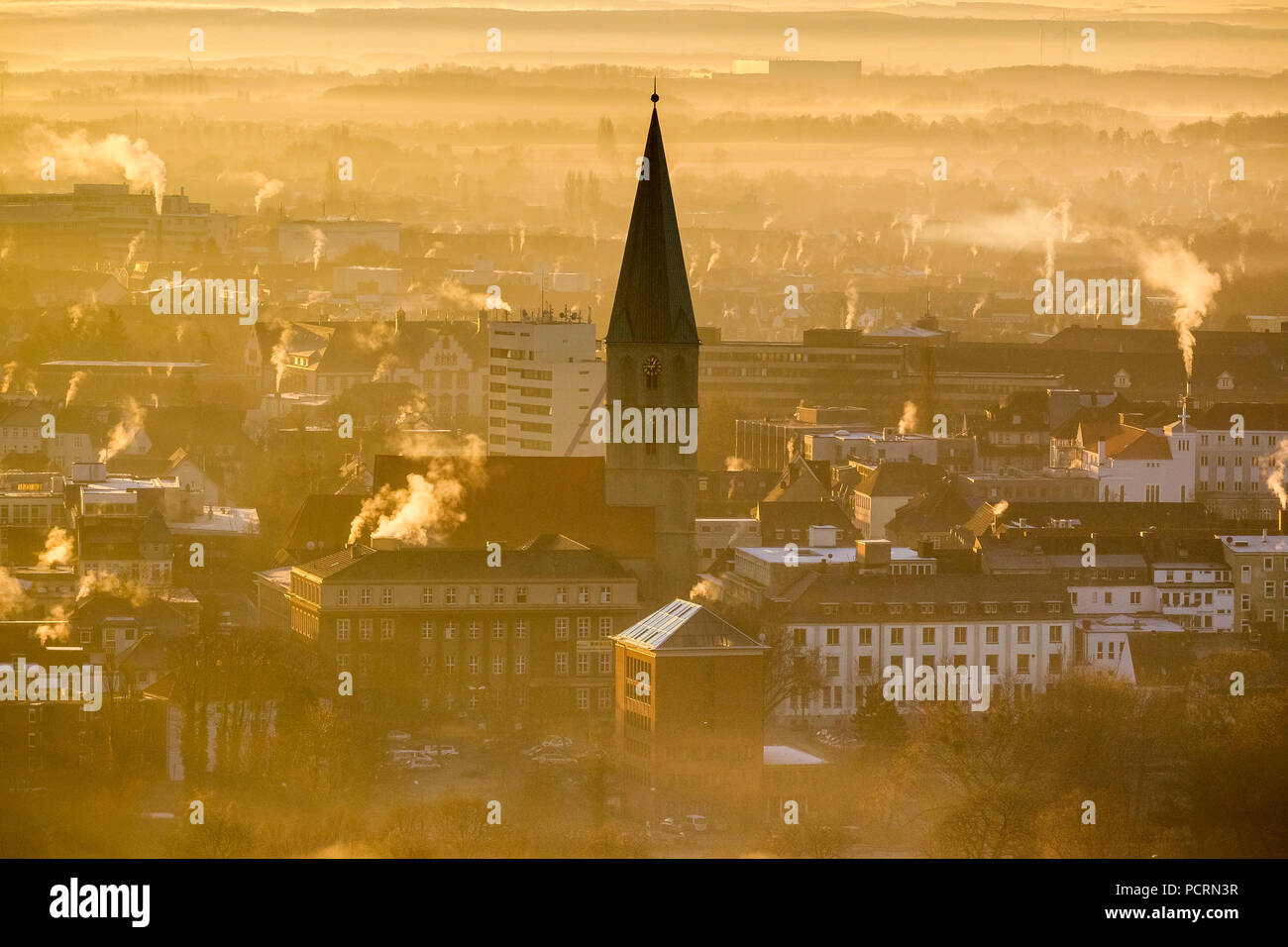 Vista sul risveglio di Hamm in luce posteriore su Pauluskirche, sunrise su Hamm, fumo ghirlande di casa camini, emissione, vista aerea di Hamm, la zona della Ruhr Foto Stock