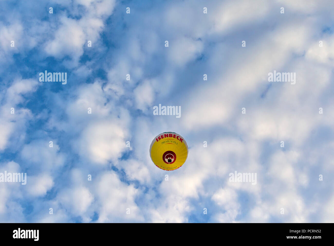 Cielo blu, colorato in mongolfiera ad aria calda, Isenbeck palloncino su Hamm, Hamm, la zona della Ruhr, Renania settentrionale-Vestfalia, Germania, Europa Foto Stock