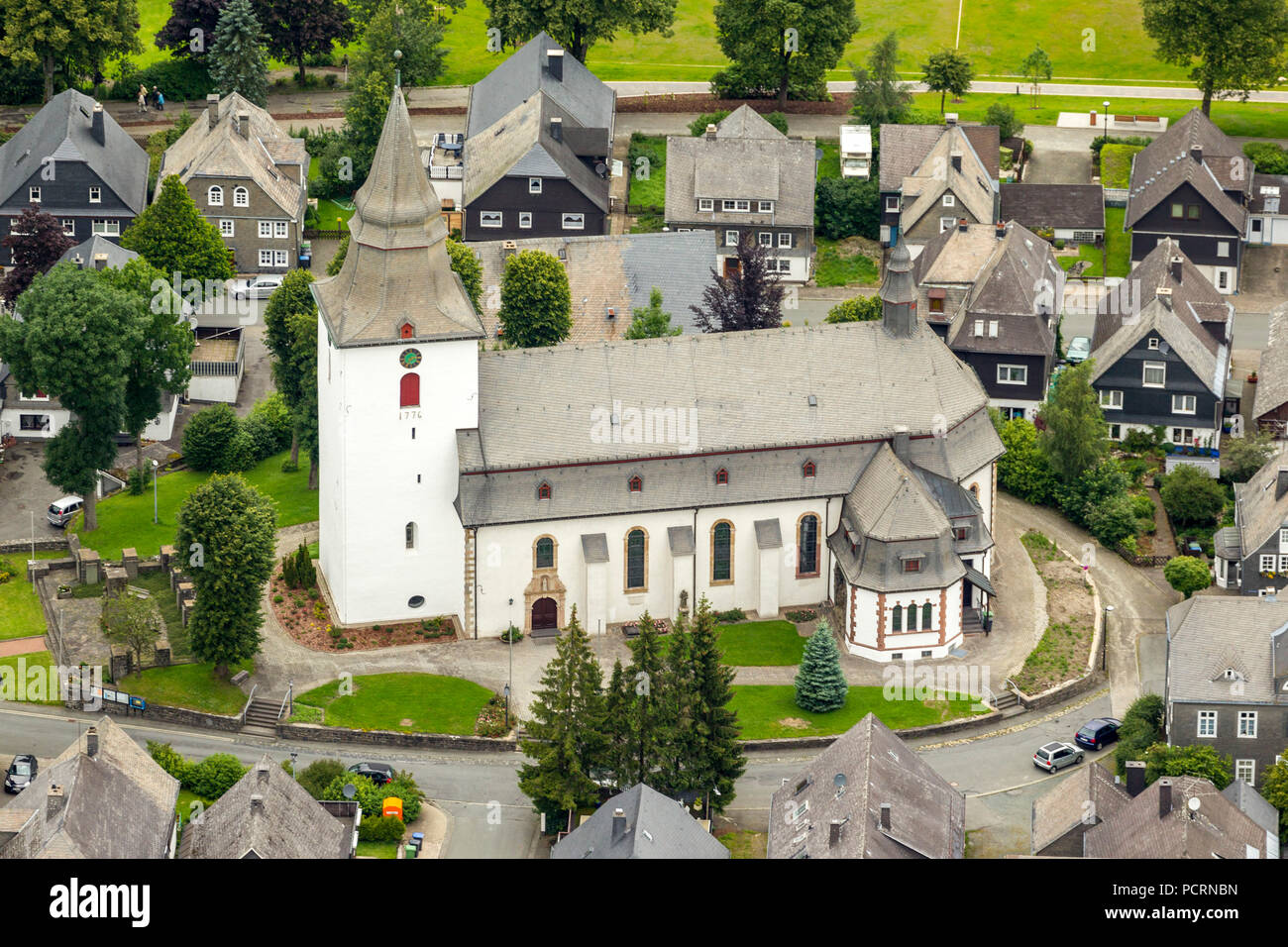 Vista aerea, centro storico, centro citta', San Jakobus chiesa parrocchiale a Winterberg, Winterberg, Sauerland, Renania settentrionale-Vestfalia, Germania, Europa Foto Stock